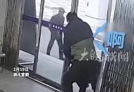 熊孩子偷拿家里100元買玩具，被媽媽帶到公安機關“自首”