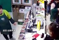水果店工作8年的阿姨要回家照顧孫子店主拿出紅包和禮物緊緊抱住阿姨不舍道別