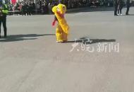 “尿布獅”給警察叔叔拜年 讓警察叔叔一時有點“手忙腳亂”
