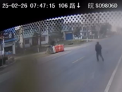 三輪車側翻致老太被困，熱心公交司機緊急相助