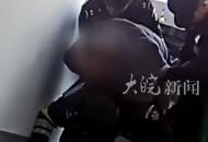 6旬患病老人急需返家休養(yǎng) 特警隊(duì)員手腳并用 背老人“爬”上六樓