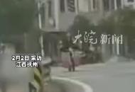女兒大年初三返程 爸爸騎摩托跟著送了20多公里  因航班延誤只在家待了一天，很難受 “他和媽媽舍不得我”
