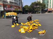 三十袋大米掉落路面  警民合力除險