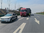 超限運輸車輛未按許可路線行駛，執法人員依法處理并暖心護送