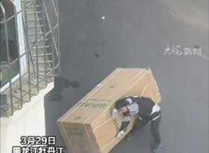 师傅独自扛百斤冰箱上楼送货 
力竭滑落多次尝试都没背起 
楼上女子立刻喊老公下去帮忙