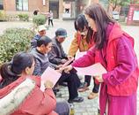 桐城市新渡鎮敲門發放《消防安全明白紙》