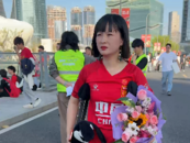 杭州女球迷拄拐觀戰“中澳之戰” ，為王大雷準備了鮮花