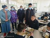 家校攜手共筑校園食品安全防線——懷寧縣小市初中膳食監(jiān)督家長委員會開展食堂專項(xiàng)監(jiān)督活動