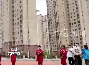 连贯空翻，舞枪舞剑！小学生在体育社团活动课上展示武术，场面超燃