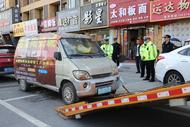 臨泉交警整治“僵尸車”還路于民