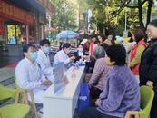 臥牛山街道花園社區開展義診活動關愛居民健康