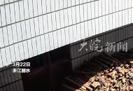 農村老家柴火散落一地，鄰居們秒變“壘柴天團”助力，周女士感動：遠親不如近鄰！