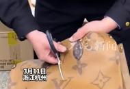 如何辨別奢侈品包包的真假？ 從業(yè)11年專業(yè)人士：無法辨別！ 主要看渠道！專柜不會買到假貨！ 遠(yuǎn)低于市場價的包包是正品的概率比較低。
