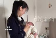 女子40歲當(dāng)奶奶！抱著孫子愛不釋手