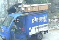小哥送快遞看到一只小狗 嚇得爬上快遞車頂不敢下來 收件人：小狗很溫順 并沒有惡意