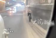 市民路遇一名男孩在高架上騎行，邀請他上車卻被拒絕，小朋友的教科書式警惕反應(yīng)讓人哭笑不得