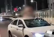 廣西一半裸男子快速路上攔車，跳上車踩爛擋風(fēng)玻璃 錘擊車頂，警方：或構(gòu)成刑事案件