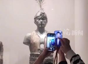 徐州博物馆雕塑“撞脸”歌手魏晨 引围观打卡馆方：碰巧而已，不是文物