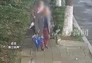 94歲老爺爺和老伴凌晨三點迷失街頭 挽著老伴的手在路旁靜靜坐下 民警巡邏遇到 將老人安全送回家