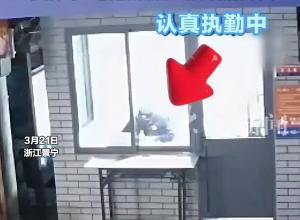 在不会写“辛苦”的年纪，他们心疼着消防员的辛苦……小孩哥偷偷摸摸投喂消防员