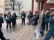迎雷鋒日 “特警藍”化身“志愿紅”