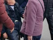 老人路邊癱坐 舒城城管隊員暖心救助