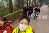 26歲小伙大學體育專業畢業后在泰山做陪爬，一年賺30多萬，客戶基本上都是爬山的女性，年齡在25至40歲之間