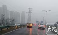 ﻿雨雾蒙蒙、能见度较低，合肥市民今天早点出门