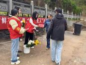 宜秀區(qū)楊橋鎮(zhèn)團(tuán)委開(kāi)展“鮮花寄哀思 文明祭先人”志愿服務(wù)活動(dòng)