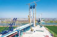跨潁河特大橋斜拉橋主塔封頂