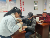 芜湖市镜湖区民政局开展“巧手慧心 点亮生活”压花台灯手工技能康复活动