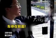 平板車上滯留碎石 上高速被攔 工作人員主動(dòng)提出幫清掃 排除安全隱患 “你不要怕麻煩 我們也不怕麻煩” 