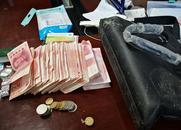 遛弯捡到近6万元现金，女子报警寻失主 