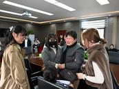 派出所门前，民警为这家人拍下迟到37年的全家福