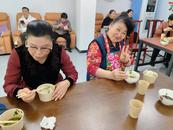 合肥市庐阳区双岗街道小桥湾社区：情暖夕阳 饺子飘香  