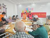 安慶經開區羅沖社區：老年居民巧手繪布袋 社區趣味涂鴉傳反詐