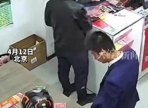 外卖小哥大风天 在彩票店休息随手刮中100万大奖 店老板：已兑奖 中奖后又继续送外卖了