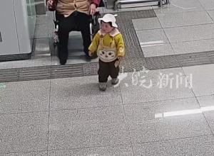 地铁站这一幕很暖心！为人美心更美的辅警杜苗点赞！
