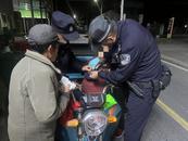 幼童手指被夾 民警緊急救援脫困