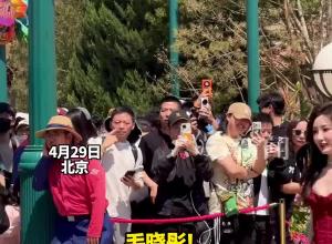 网友在环球影城偶遇毛晓彤 穿红裙跳拉丁舞 热情向大家问好