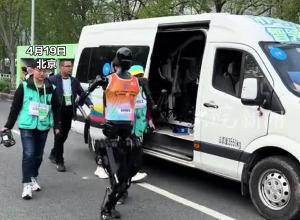 首个人形机器人冲线 天工队夺冠