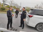 城管撿拾手機物歸原主受稱贊