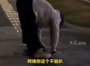深夜偷撬盲道不锈钢条售卖 
警方：62岁大妈被刑拘 
正对受损盲道进行修复