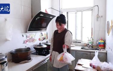 大皖正能量|“你养我小，我养你老” 身残女儿辞职陪伴患癌养父