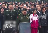 清明追思 毛新宇攜家人來到韶山 向毛澤東銅像敬獻花籃