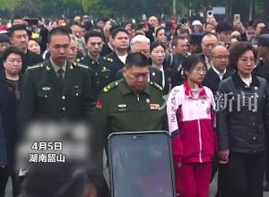清明追思 毛新宇携家人来到韶山 向毛泽东铜像敬献花篮