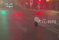 2歲小孩凌晨在路口游蕩 男子輕聲安撫及時報警
