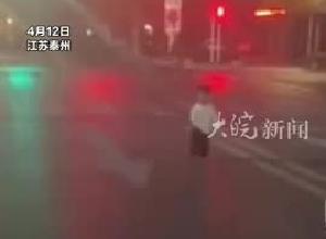 2岁小孩凌晨在路口游荡 男子轻声安抚及时报警