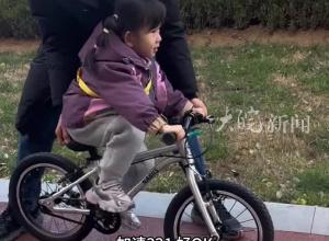 爸爸教三岁女儿骑自行车 这方法几分钟就学会了 网友：我当时摔那么多次算什么