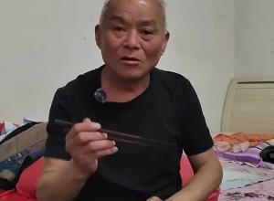 妻子遭遇车祸成了“植物人” 9年来他不离不弃用爱“唤醒”